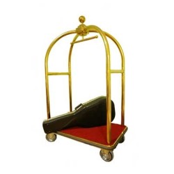 Goldener Kofferwagen, roter Teppich