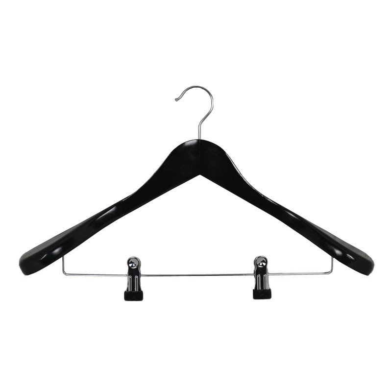 Must puidust laiaõlgne riidepuu, metallist klõpsudega