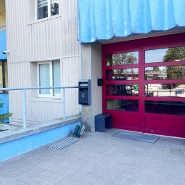 Wandmontierter Außen-Abfallbehälter mit Aschenbecher, 14 L + 3 L, grau