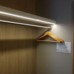 Drēbju pakaramais, gaišs koks