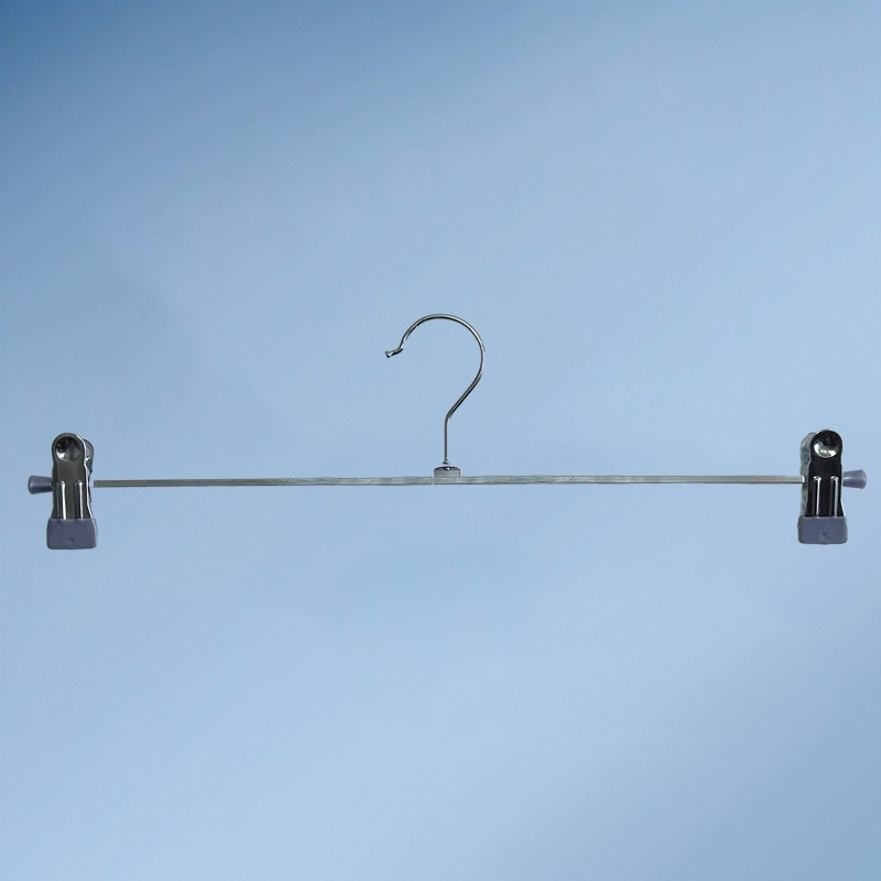 Metāla drēbju pakaramais ar skavām, platums 40 cm