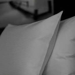 Kissenbezug 63*83 cm, Satinstreifen 4 mm, hellgrau